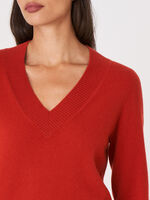 Basic fine knit pullover with ribbed V-neck image number 2