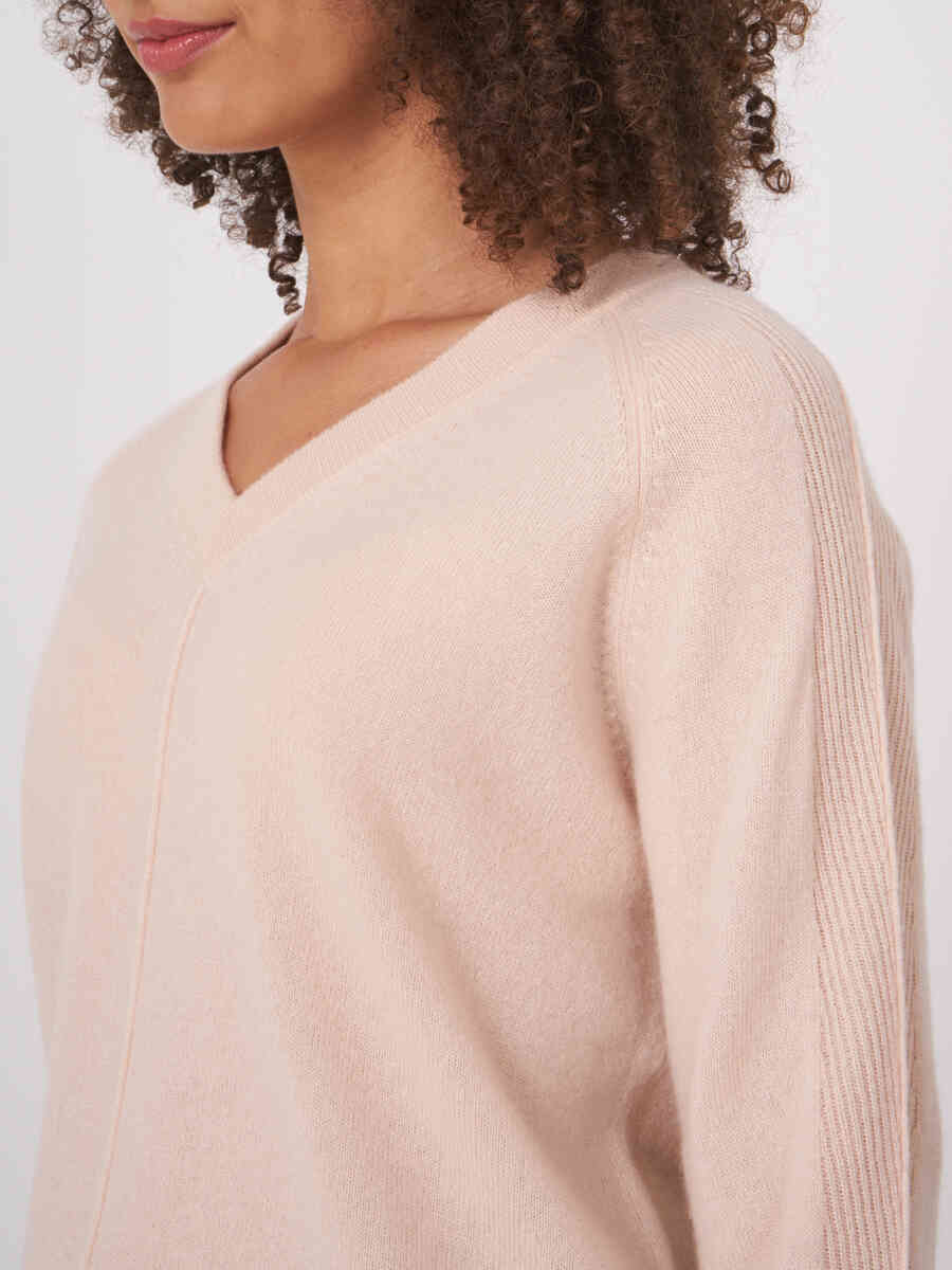 Cashmere sweater with V-neck image number 10