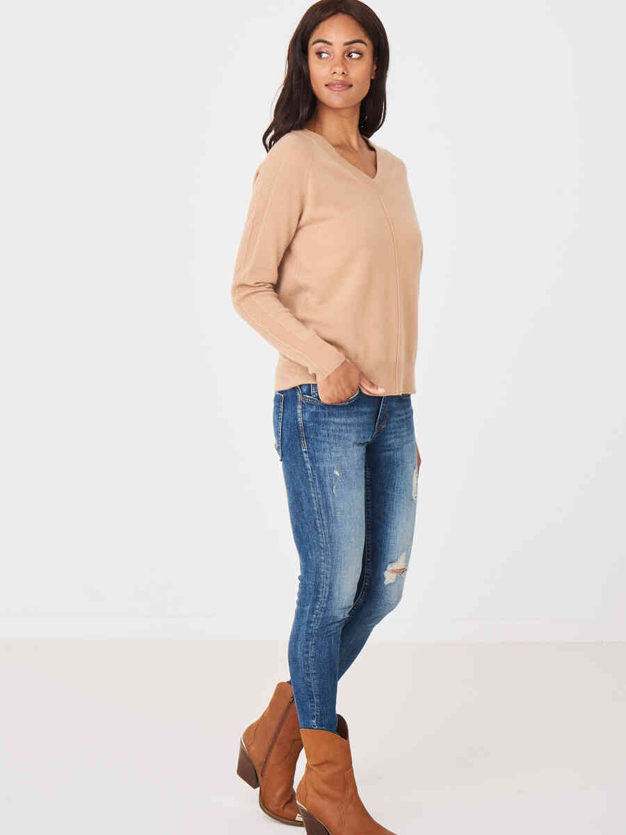 Cashmere sweater with V-neck image number 15
