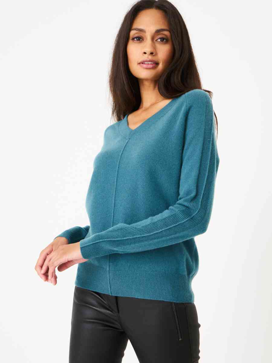 Cashmere sweater with V-neck image number 20