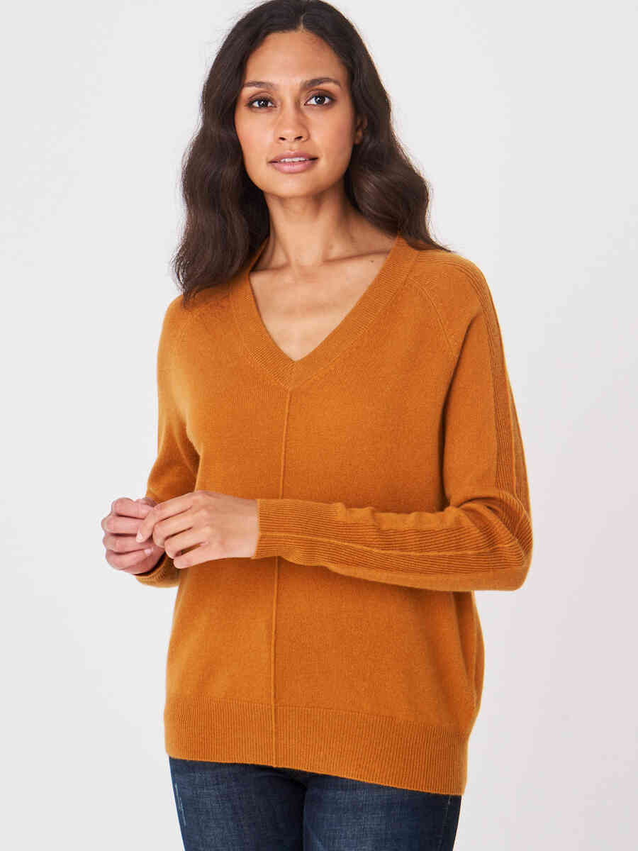 Cashmere sweater with V-neck image number 28