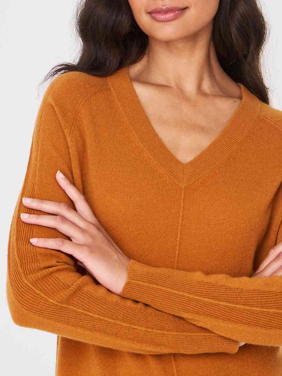 Cashmere sweater with V-neck image number 30
