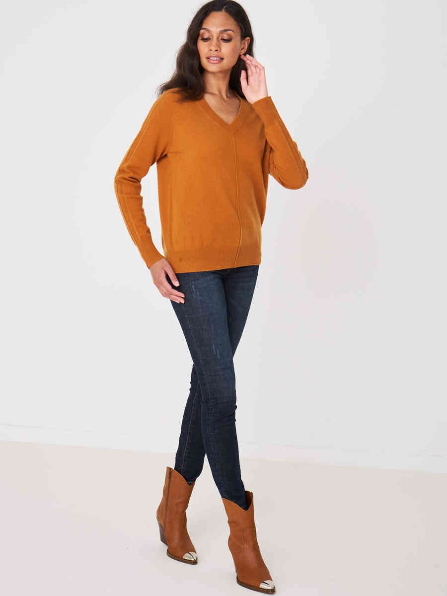 Cashmere sweater with V-neck image number 31