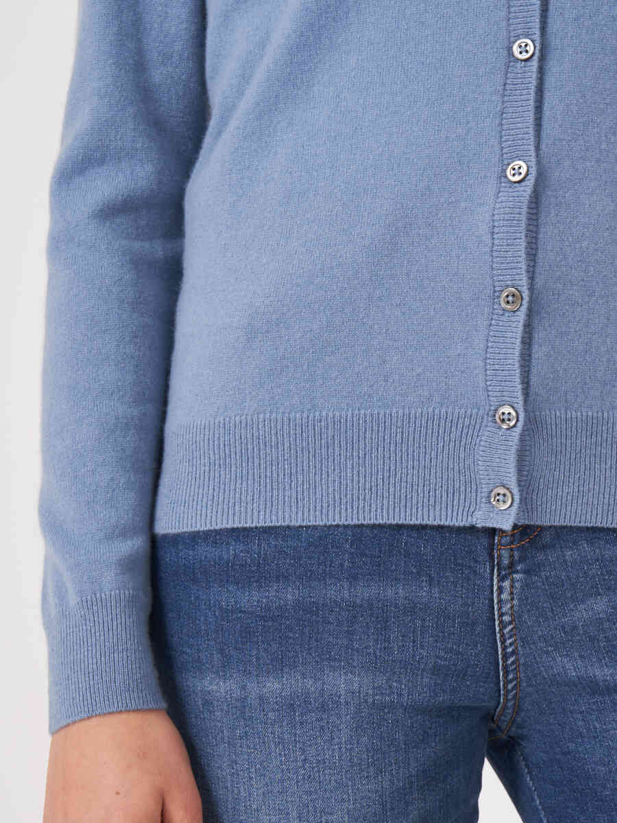 Basic organic cashmere cardigan with V-neck image number 3