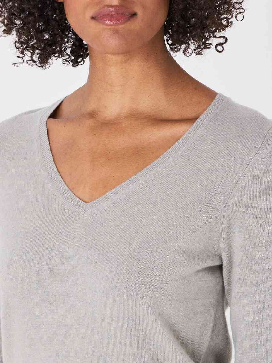 Organic cashmere V-neck jumper image number 2