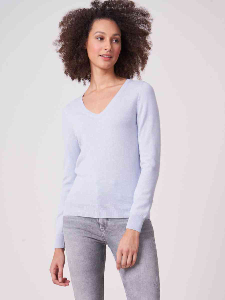 Basic organic cashmere V-neck jumper image number 0