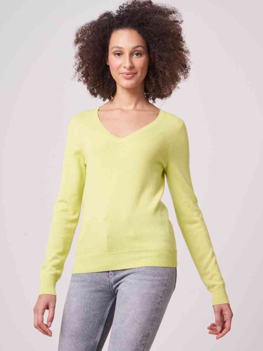 Basic organic cashmere V-neck jumper image number 0