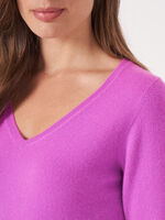 Basic organic cashmere V-neck jumper image number 2