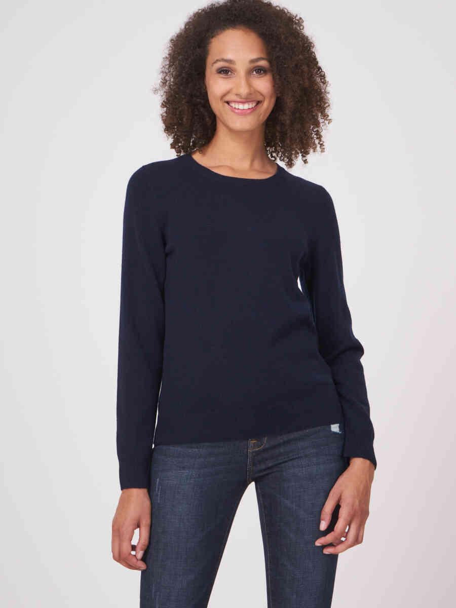 Basic organic cashmere sweater with round neckline