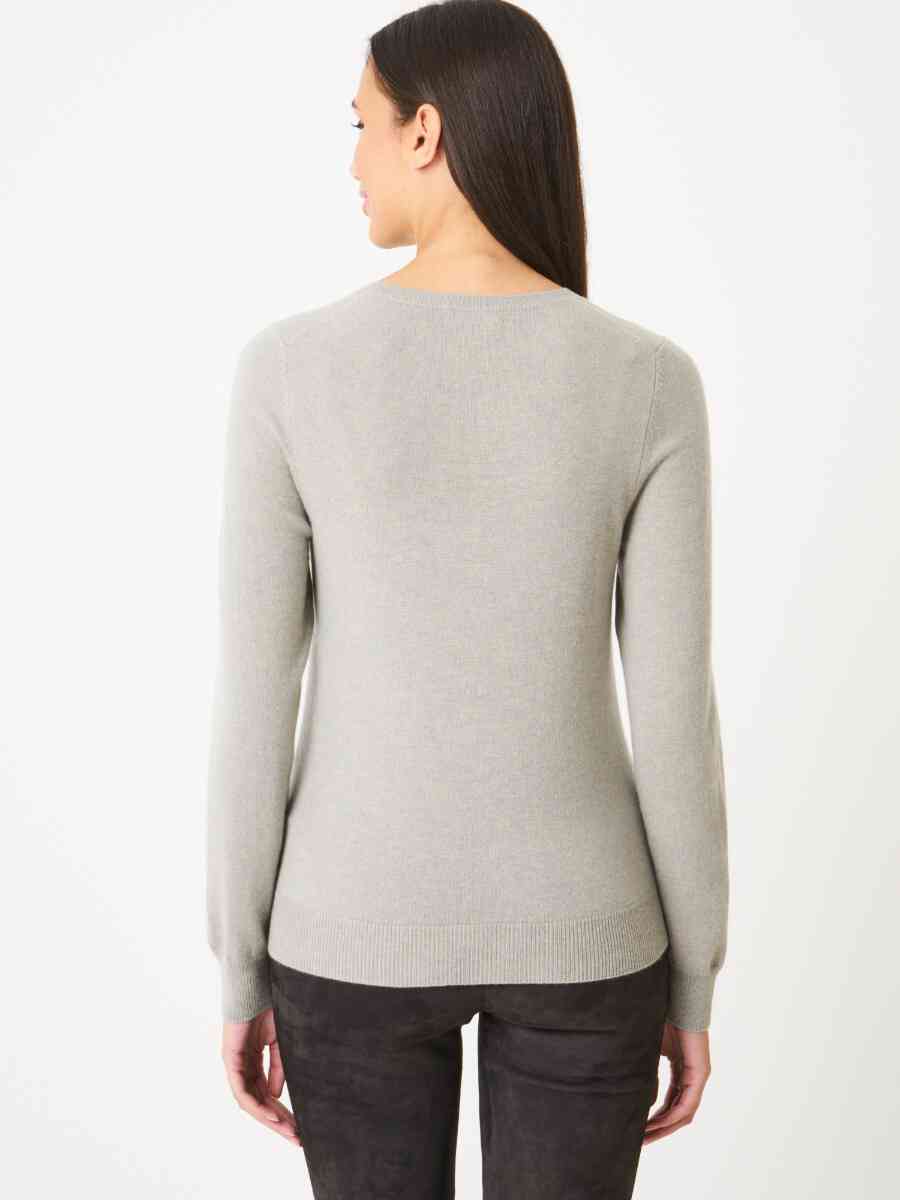 Basic organic cashmere sweater with round neckline image number 1