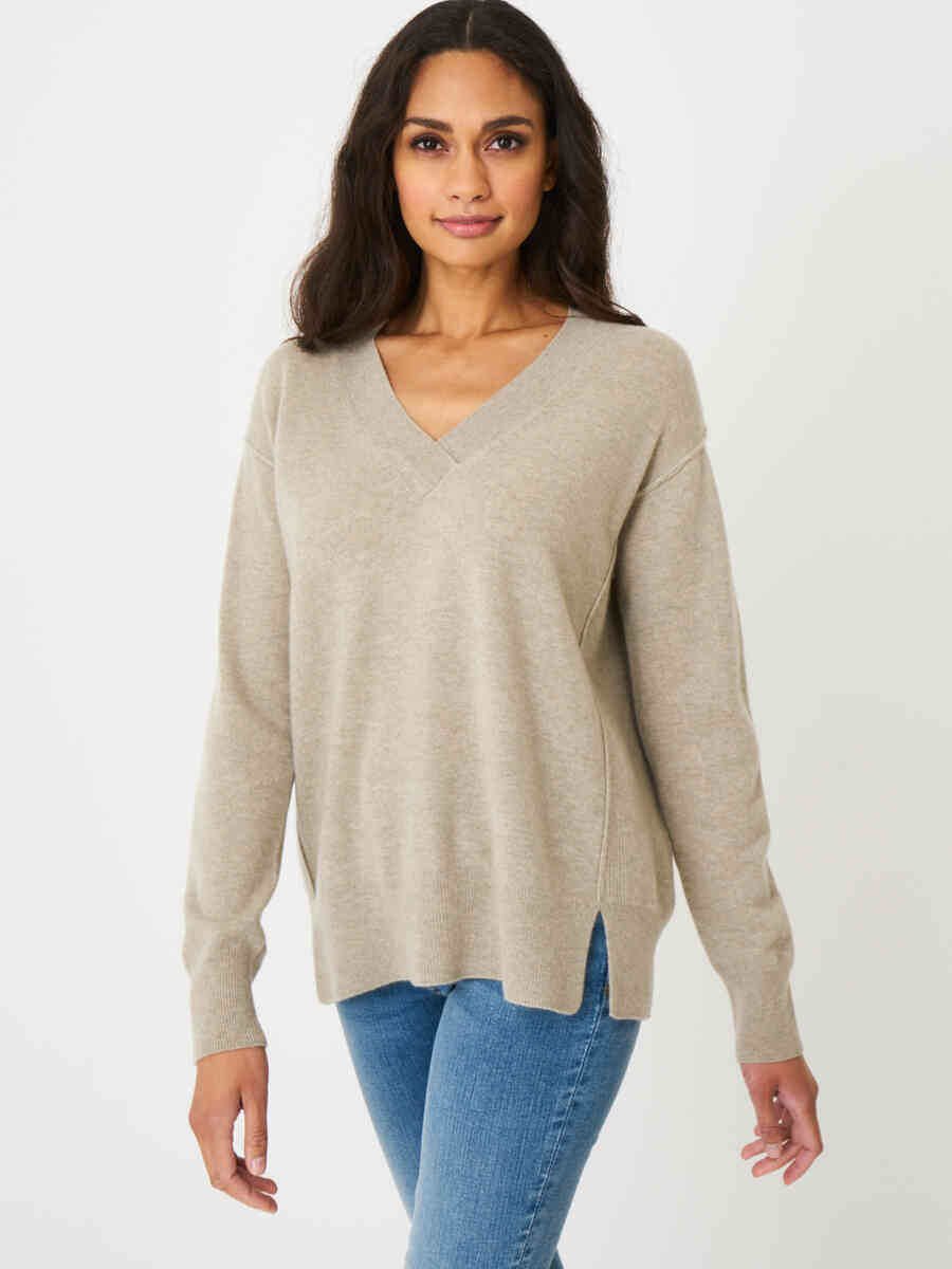 Oversized organic cashmere sweater with side knit details