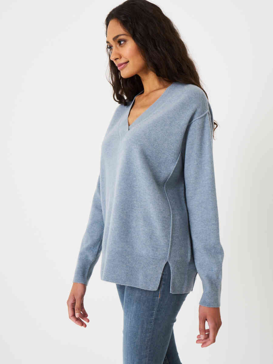 Oversized organic cashmere sweater with side knit details image number 16