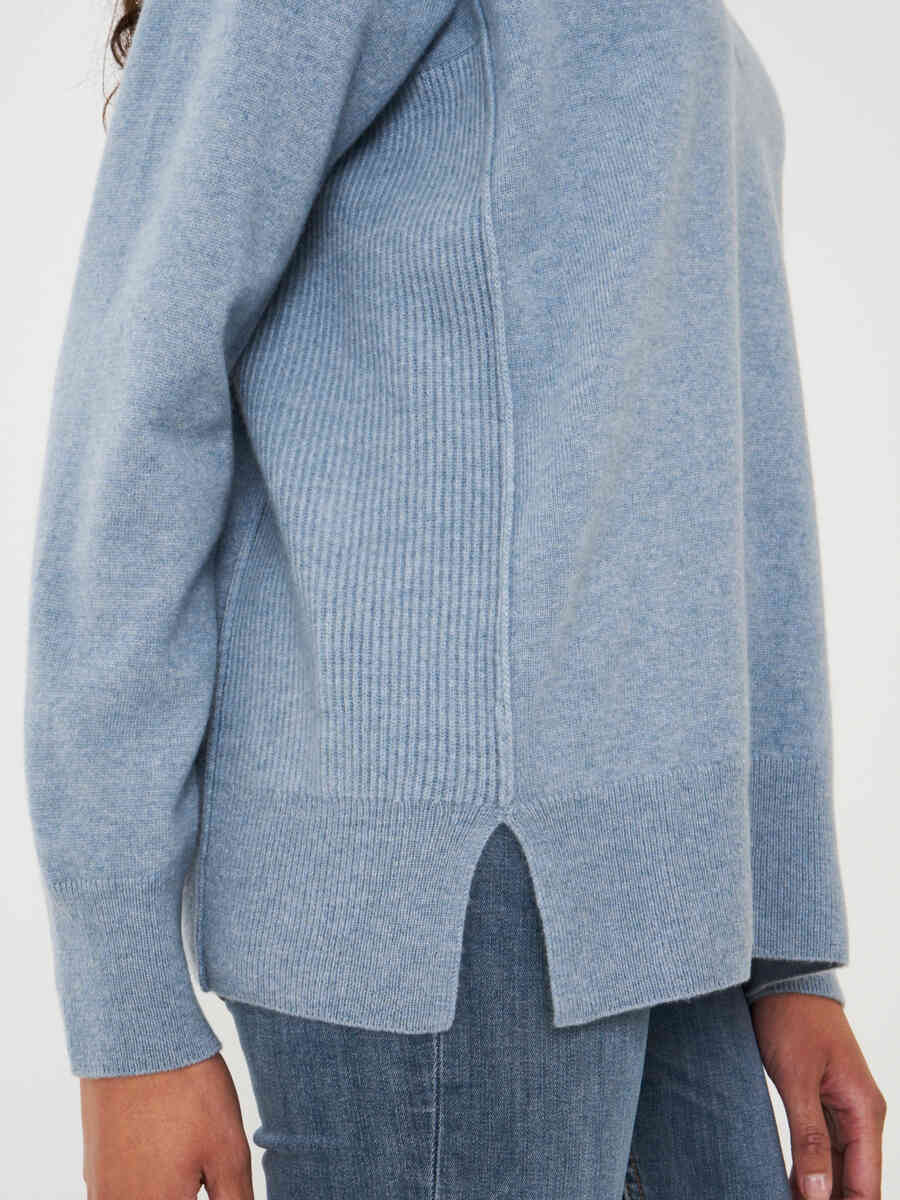 Oversized organic cashmere sweater with side knit details image number 18