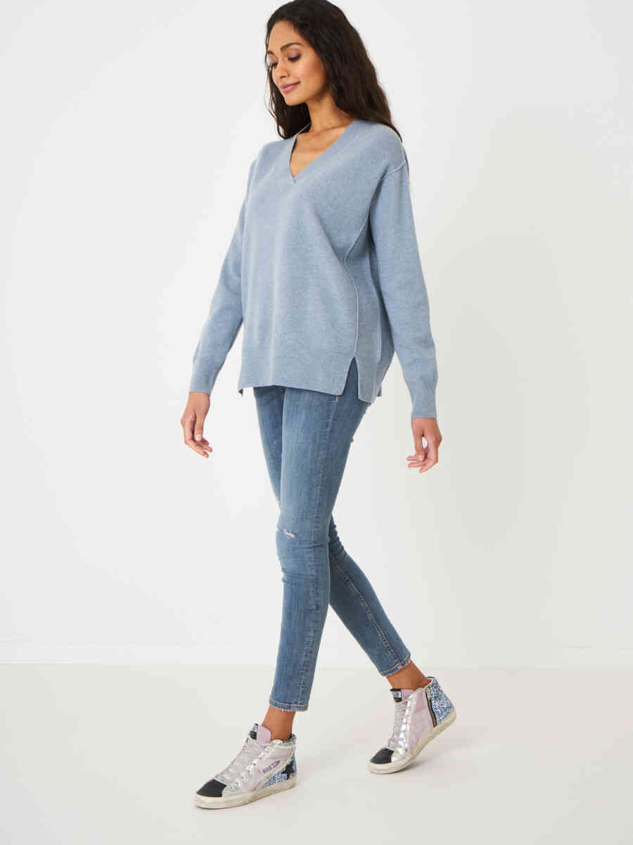Oversized organic cashmere sweater with side knit details image number 19