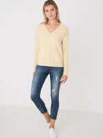 Organic cashmere pullover with front pockets image number 3
