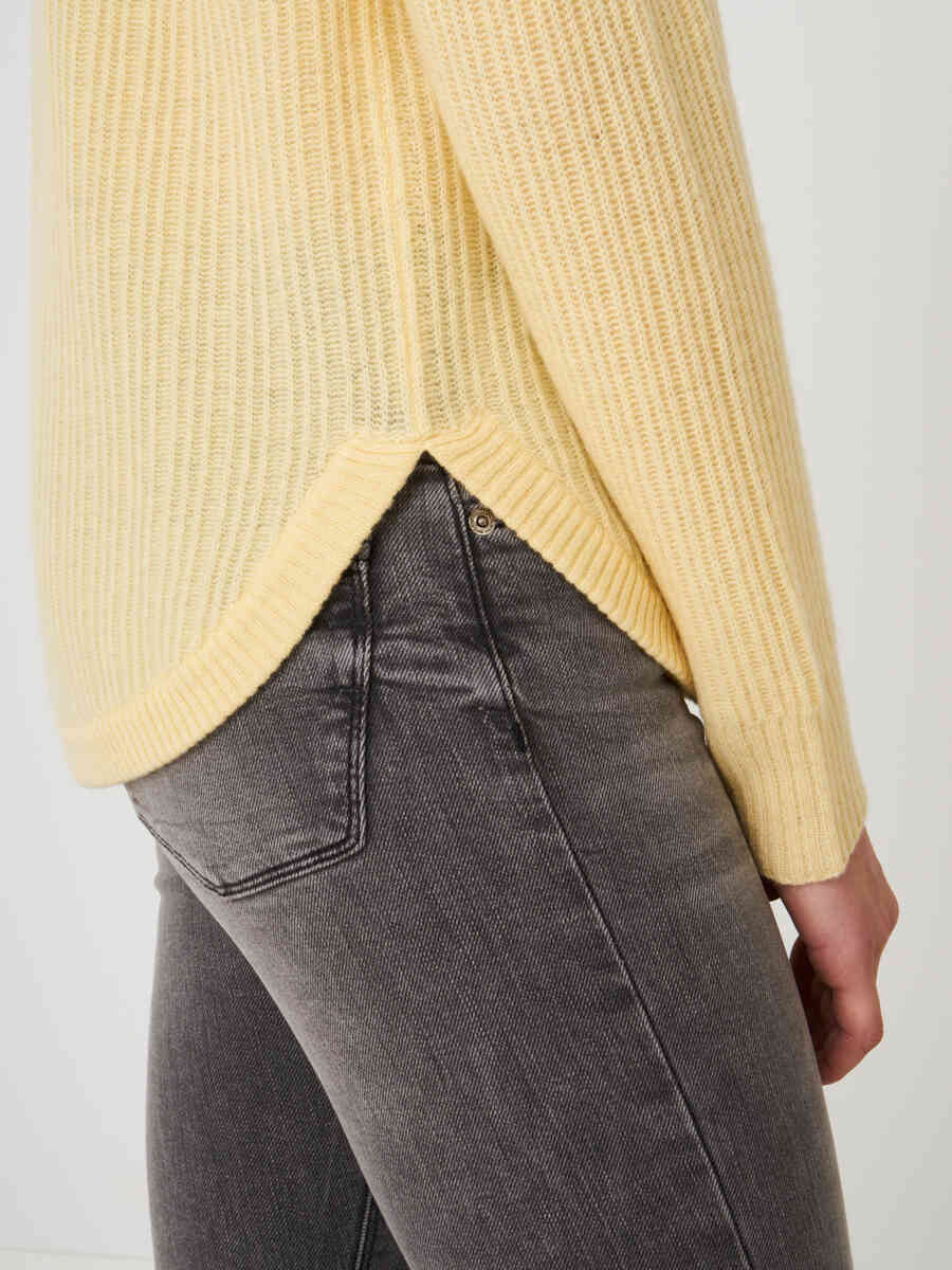Ribbed organic cashmere pullover with rounded hem image number 2