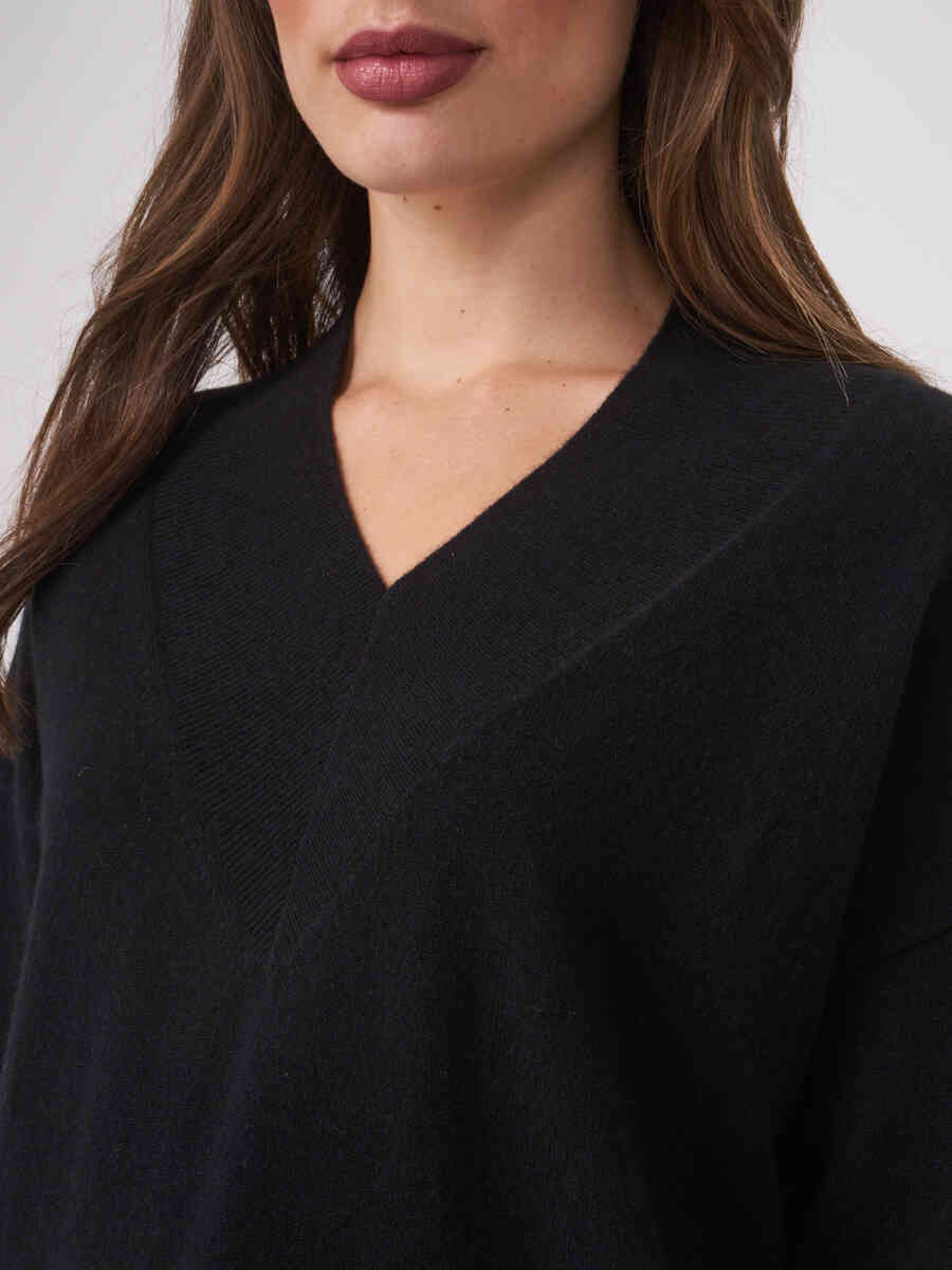 Organic cashmere sweater with ribbed V-neck image number 2