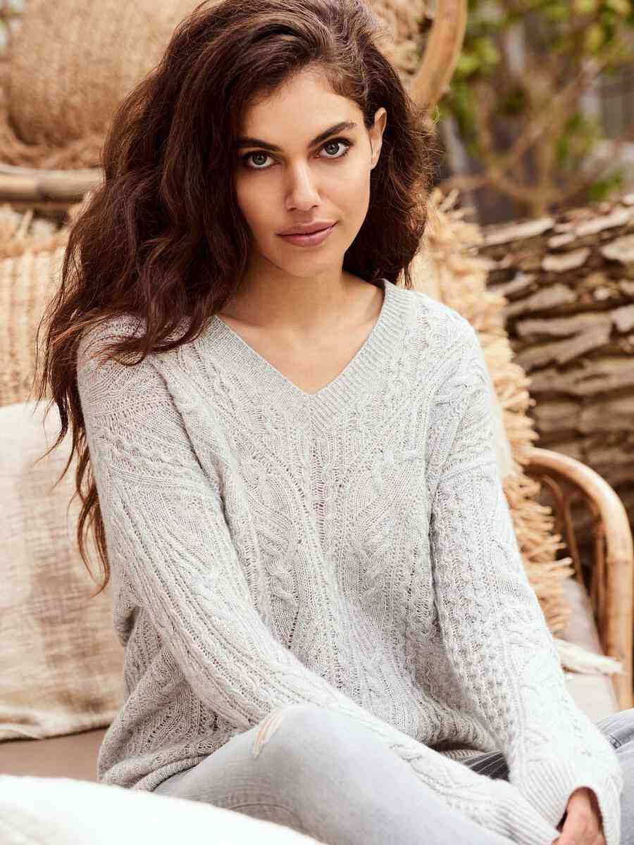 Cable knit cashmere sweater with delicate sequin decoration