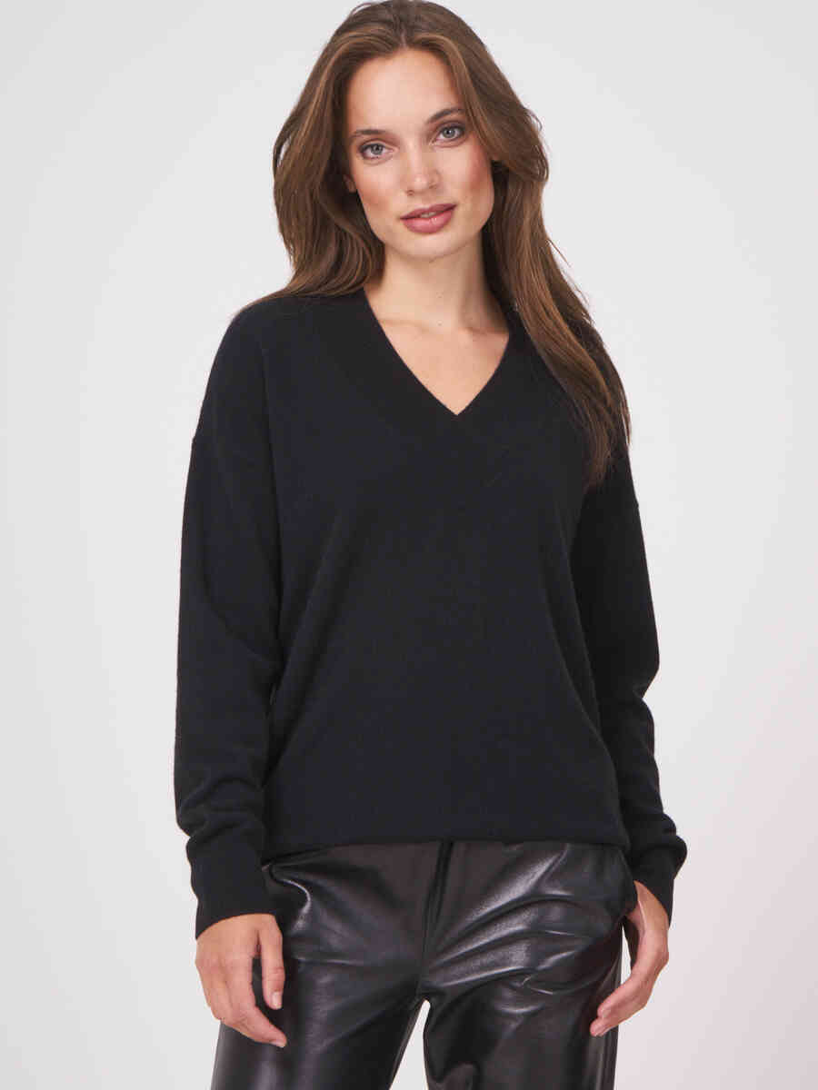 Basic cashmere sweater with deep V-neck image number 0