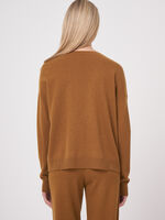 Casual cashmere sweater with ribbed boat neckline image number 5
