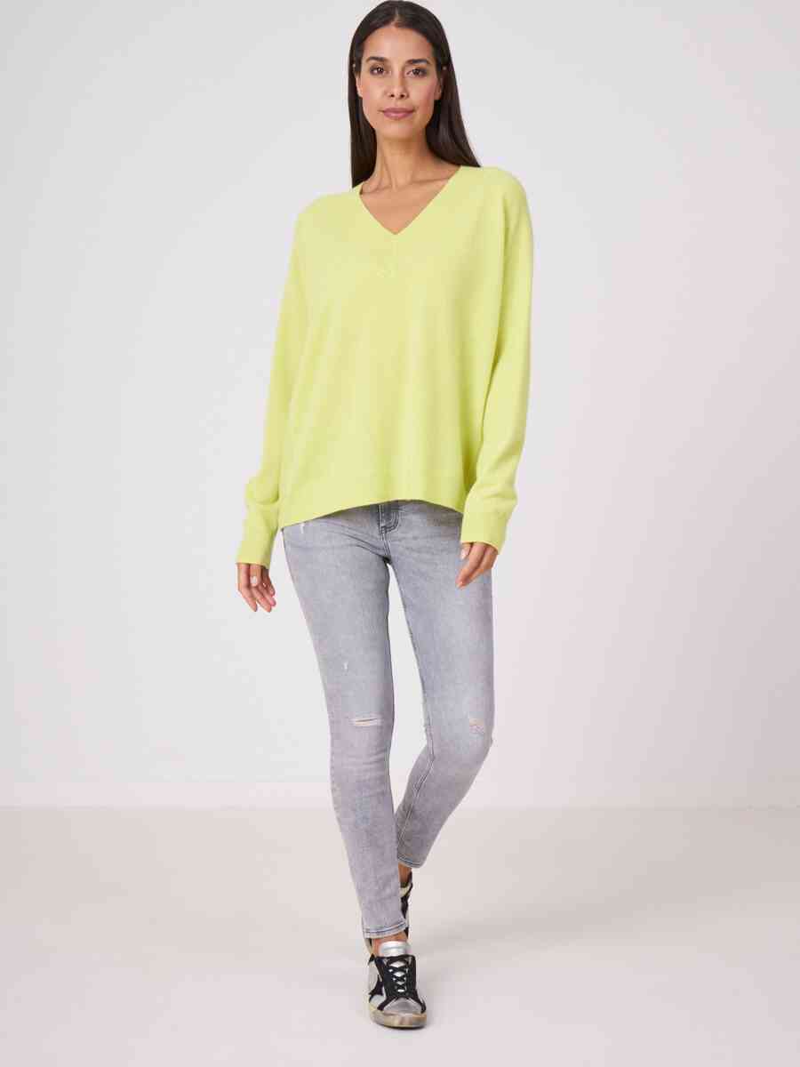 Organic cashmere sweater with deep ribbed V-neckline image number 2