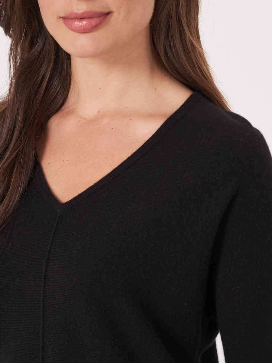 V-neck cashmere sweater with batwing sleeves image number 2