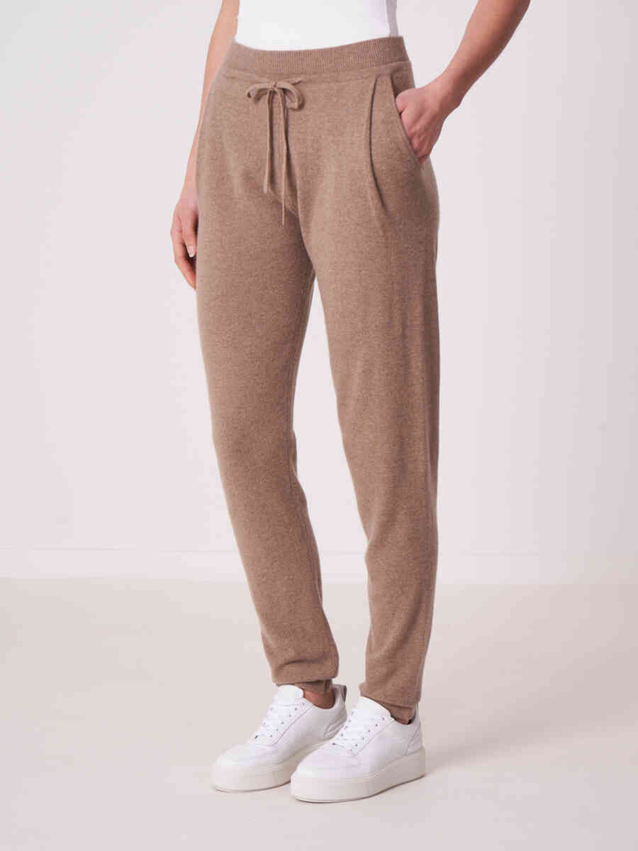 Fine knit organic cashmere jogging pants