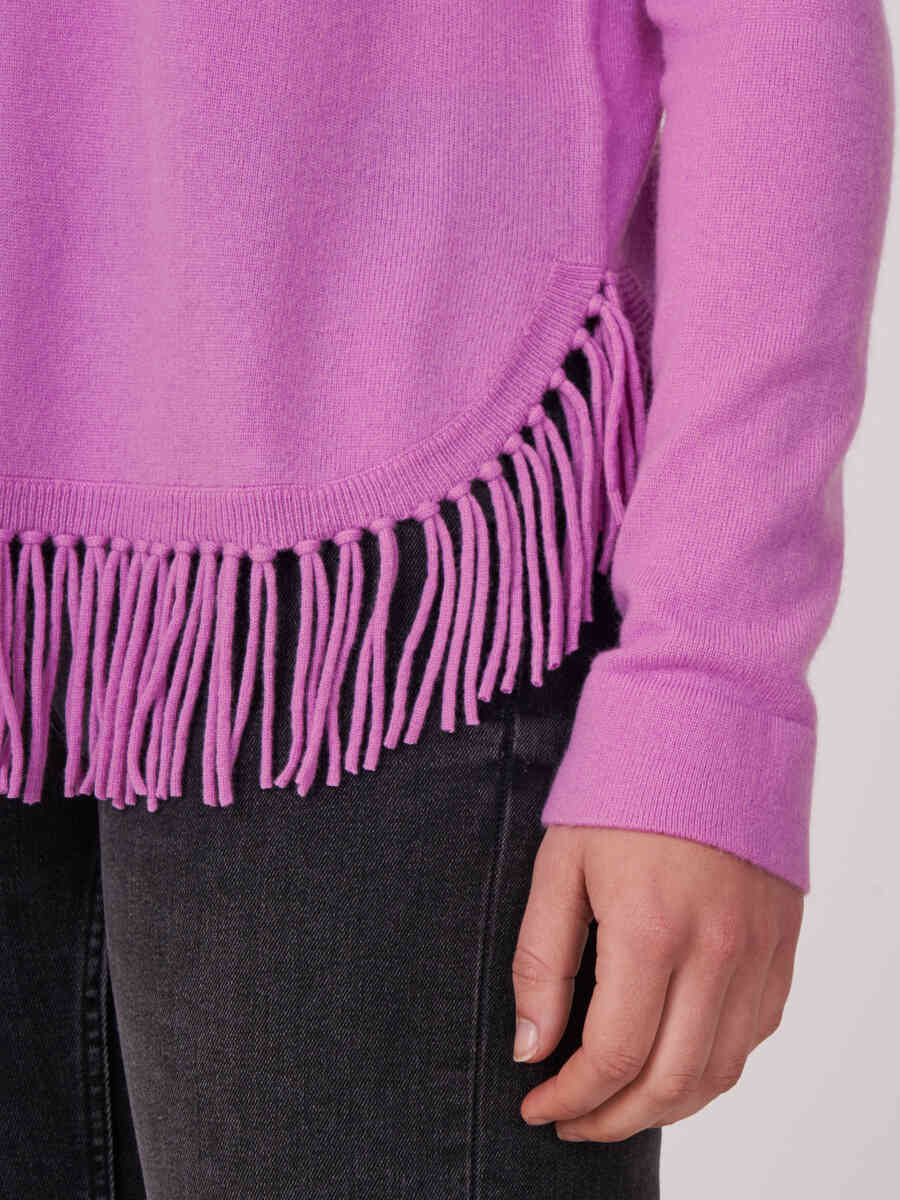 Knitted pullover with rounded fringed hem image number 2