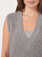 Deep V-neck sleeveless vest  image number 2