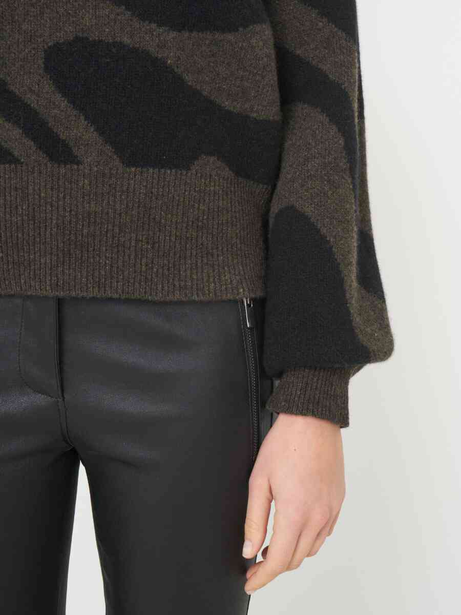 Cropped intarsia knit sweater with puff sleeves image number 2