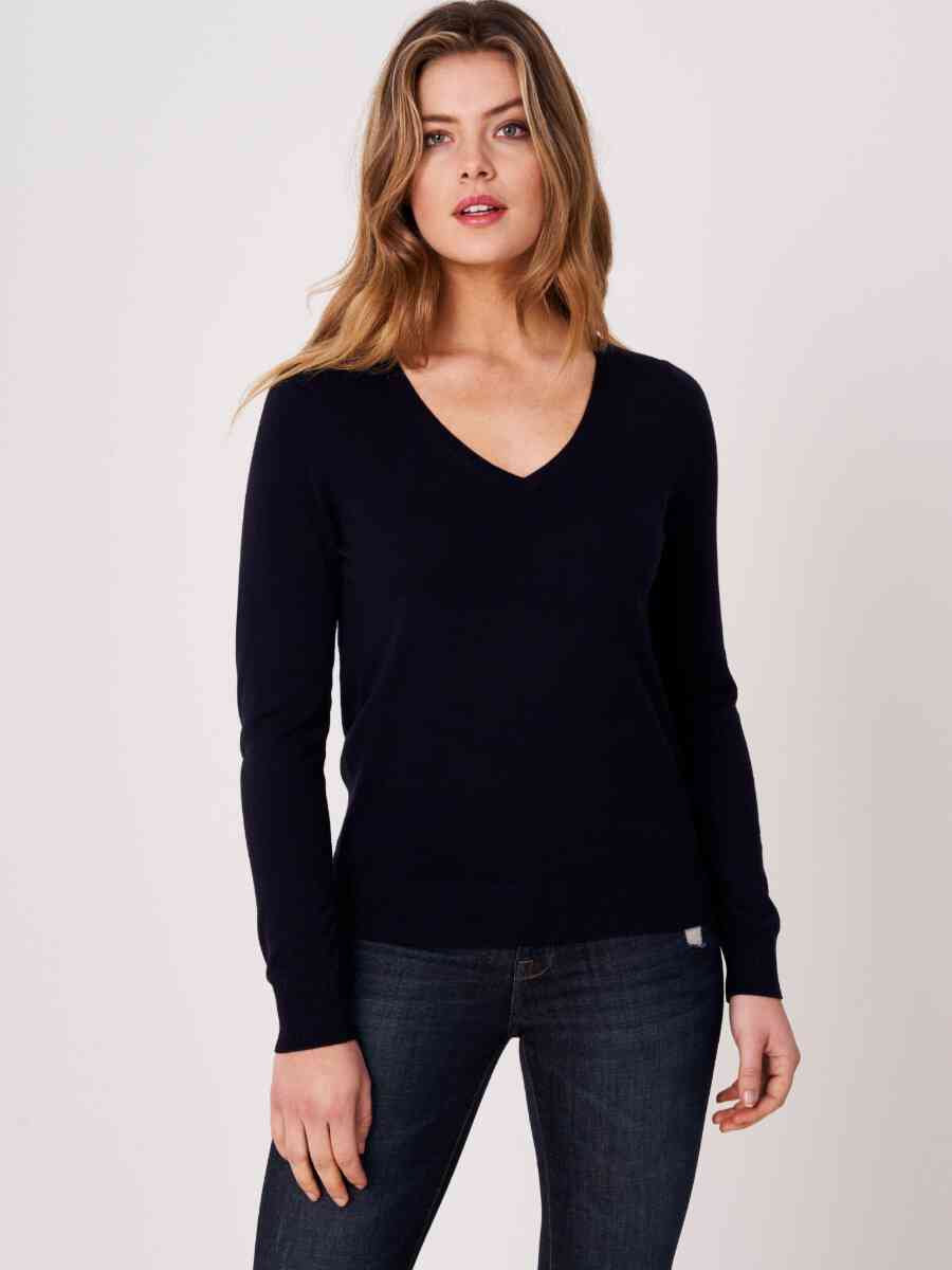 Basic fine knit V-neck pullover in organic cotton blend image number 0