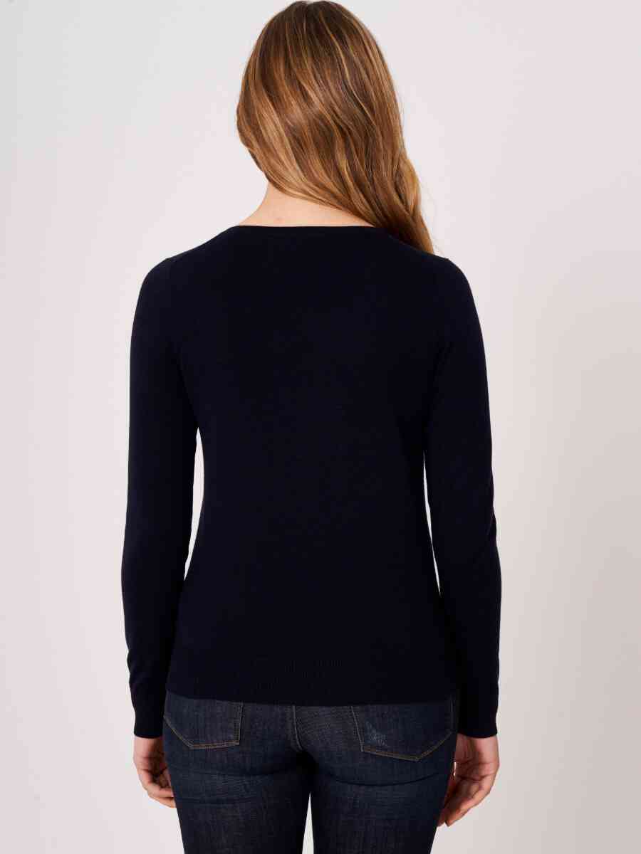 Basic fine knit V-neck pullover in organic cotton blend image number 1