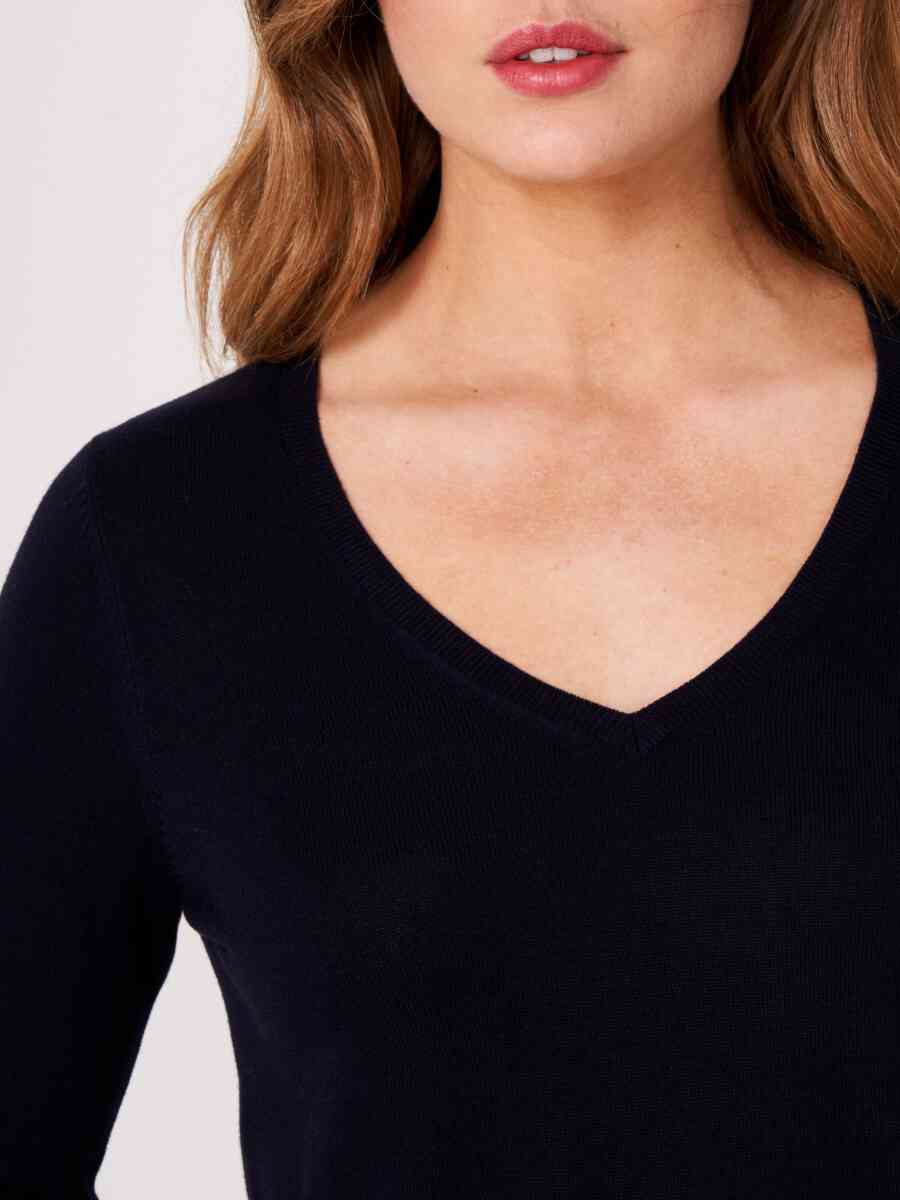Basic fine knit V-neck pullover in organic cotton blend image number 2