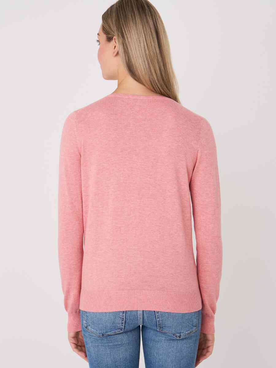 Basic fine knit V-neck pullover in organic cotton blend image number 1