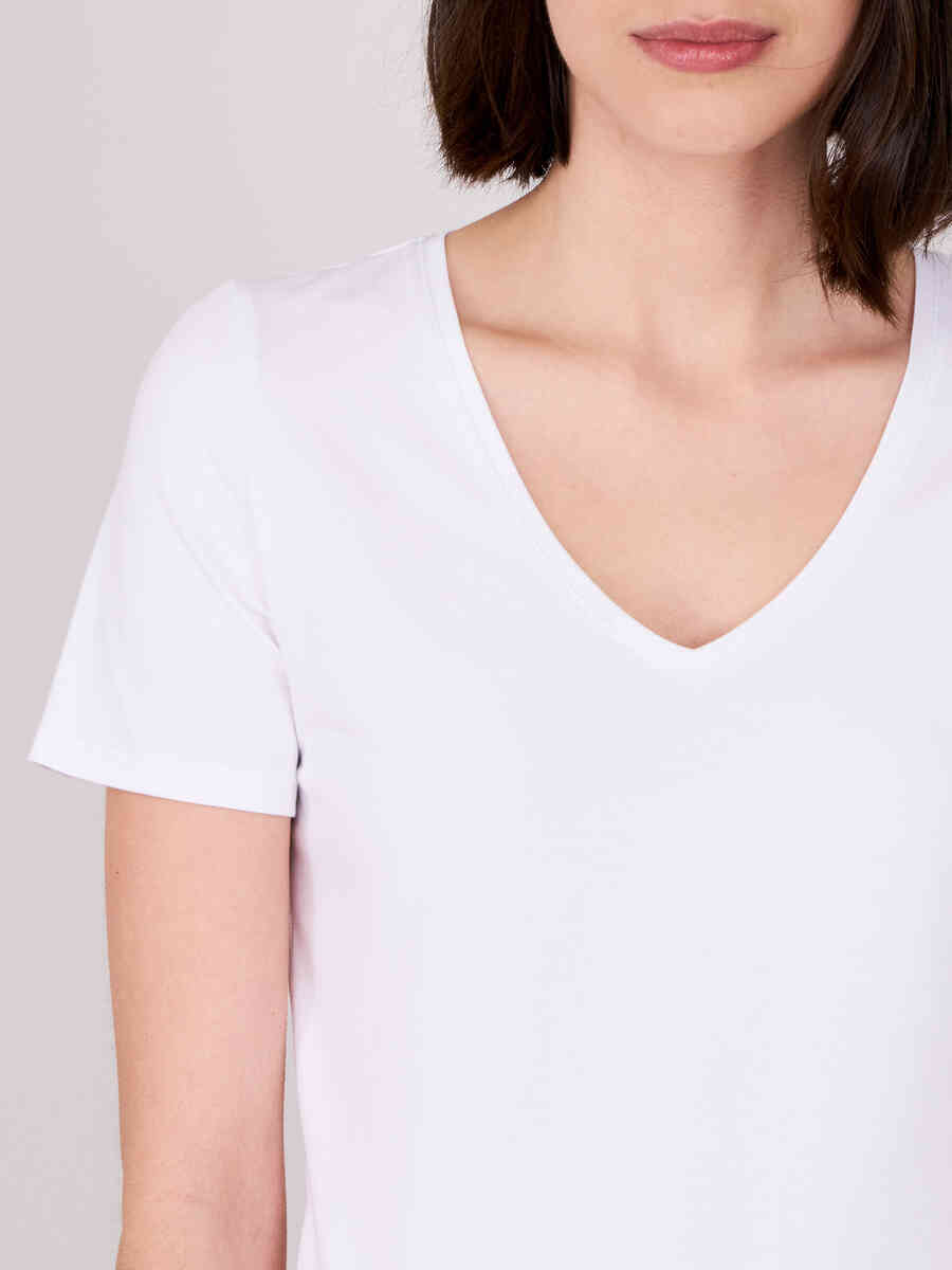 Basic cotton V-neck T-shirt  image number 2