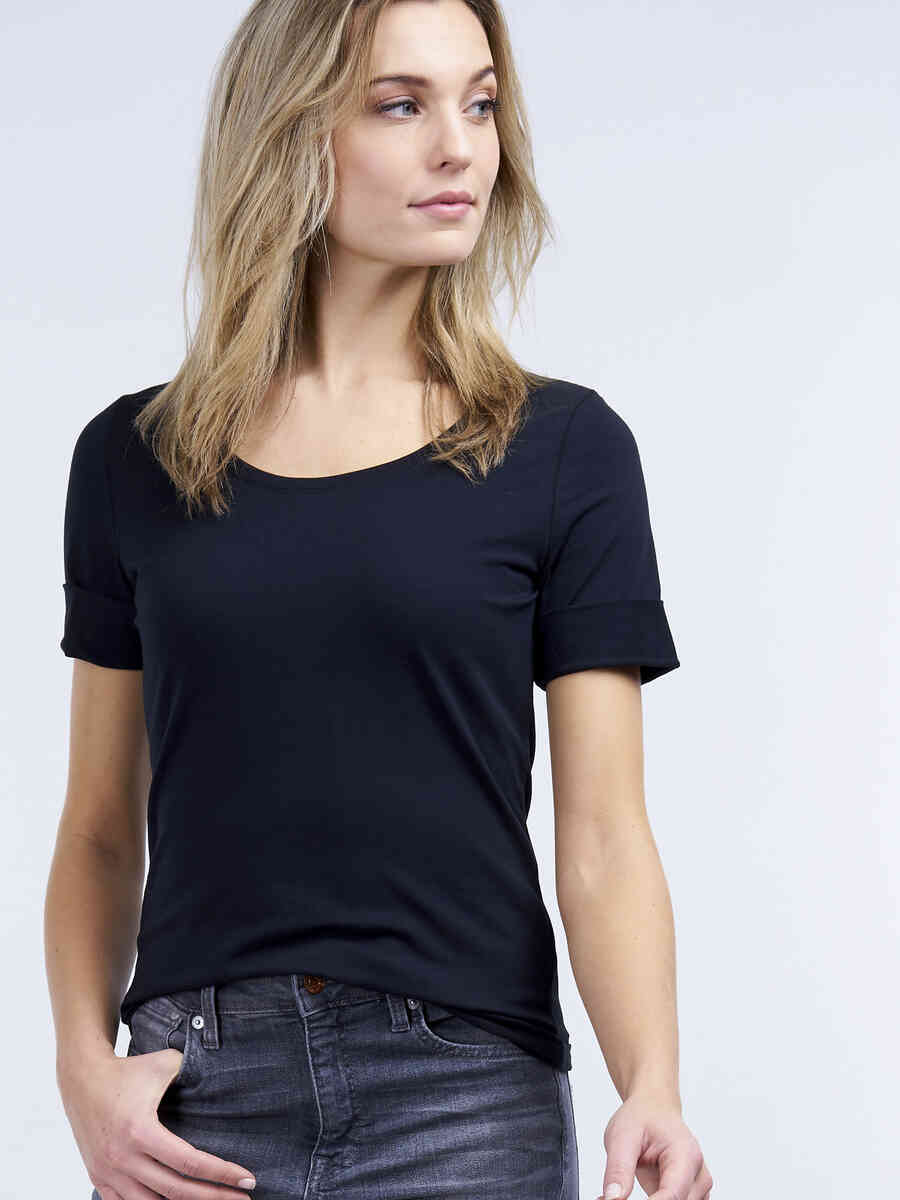 Basic T-shirt with rolled up sleeves