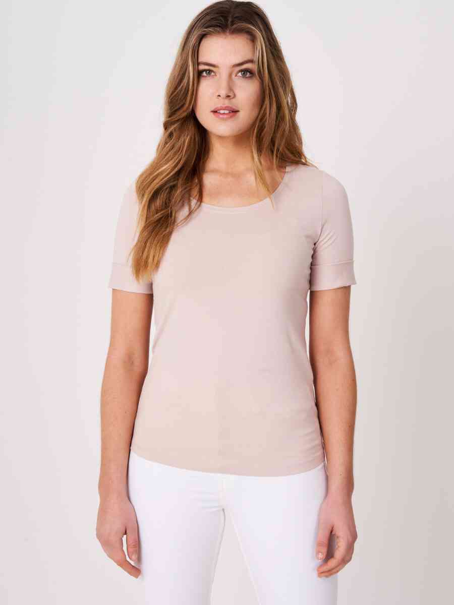 Basic T-shirt with rolled up sleeves