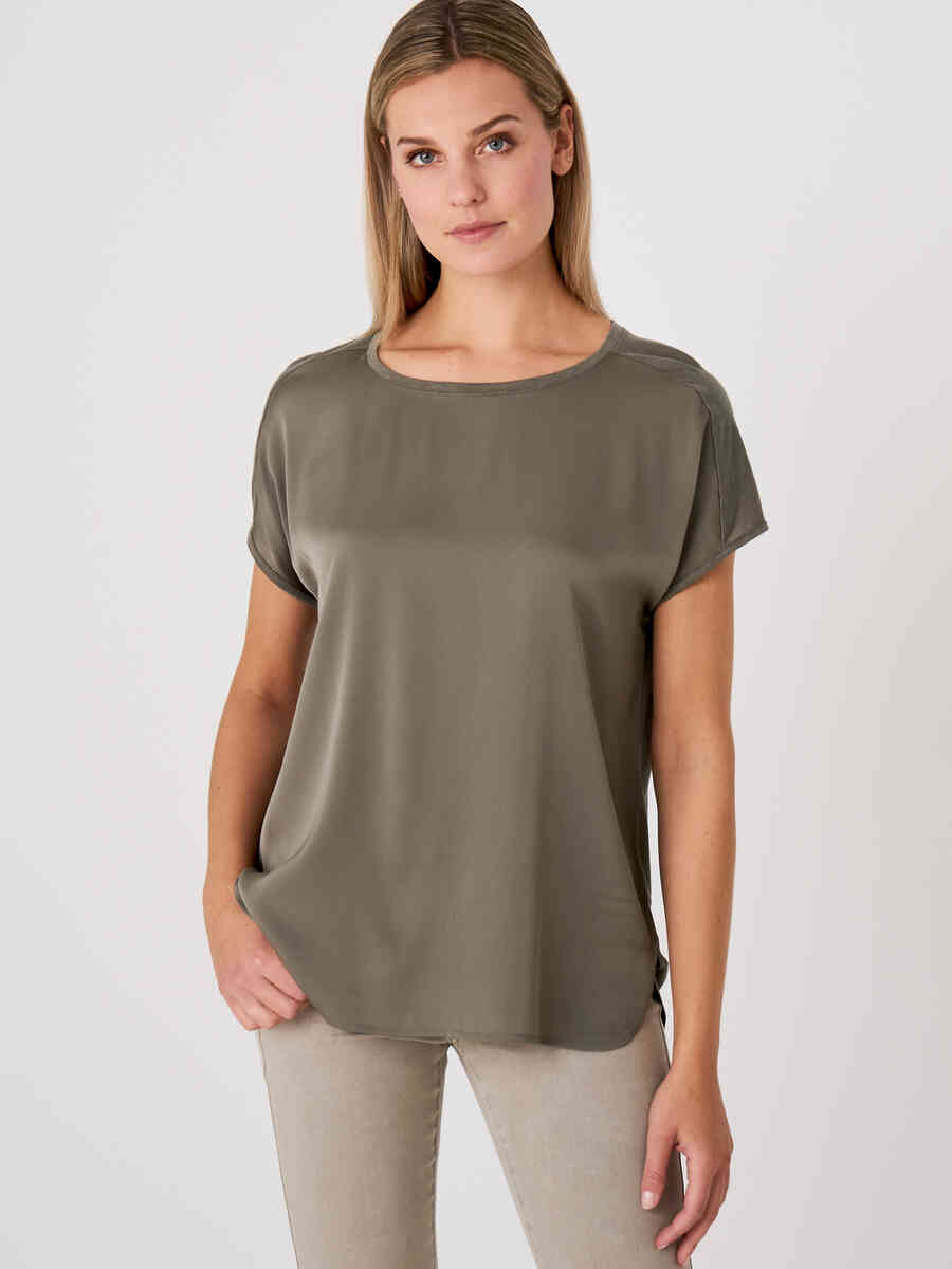 Top with silk front and drop shoulders