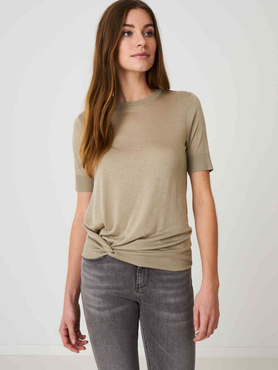 T-shirt in high quality lyocell-cotton blend with knotted hem
