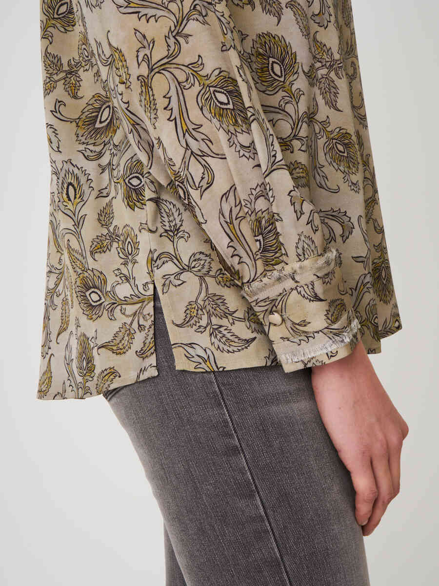 Stretch satin silk blouse in paisley leaves print with mandarin collar and fringed cuffs image number 2
