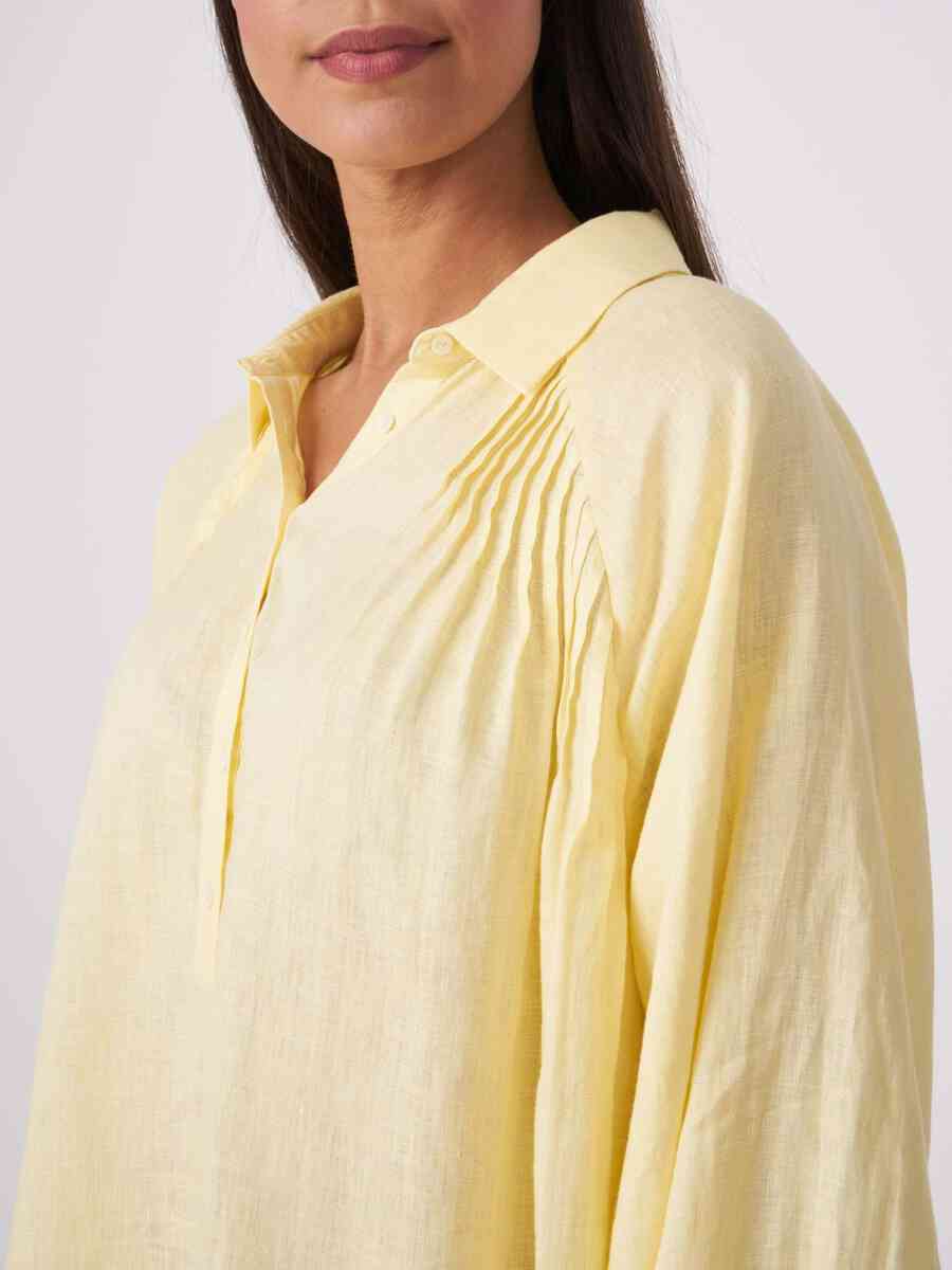 Linen blouse with puff sleeves image number 2