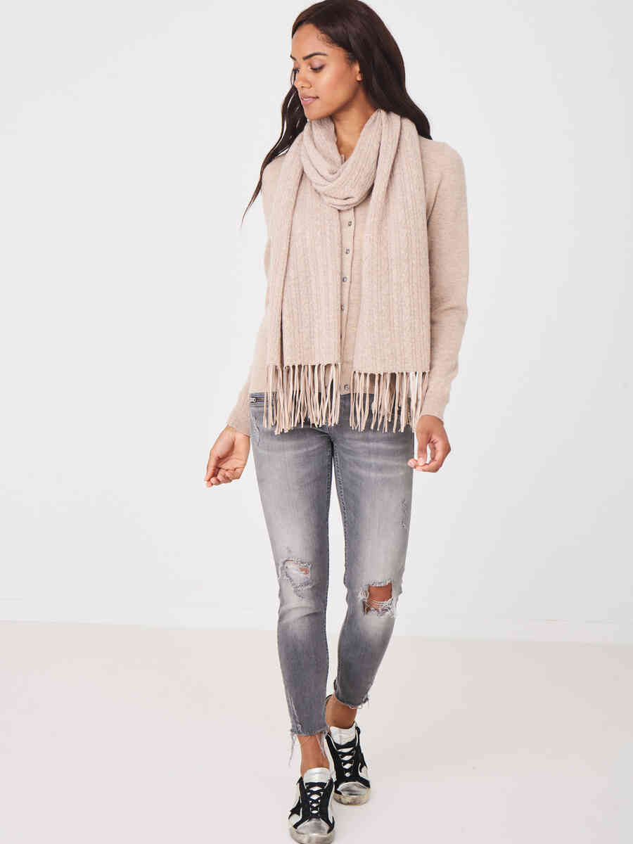 Cashmere cable knit scarf with leather fringes image number 7
