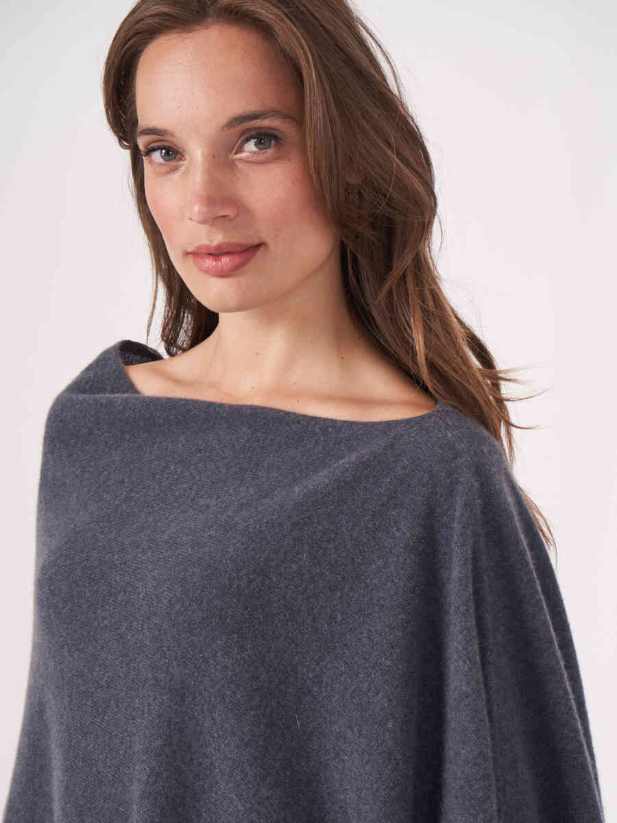 Fine knit organic cashmere poncho with fringes image number 12
