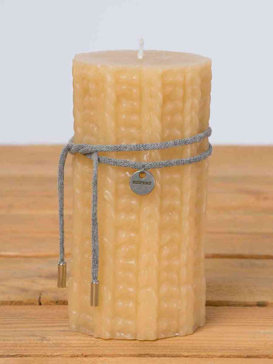 Cable knit candle with pouch image number 0