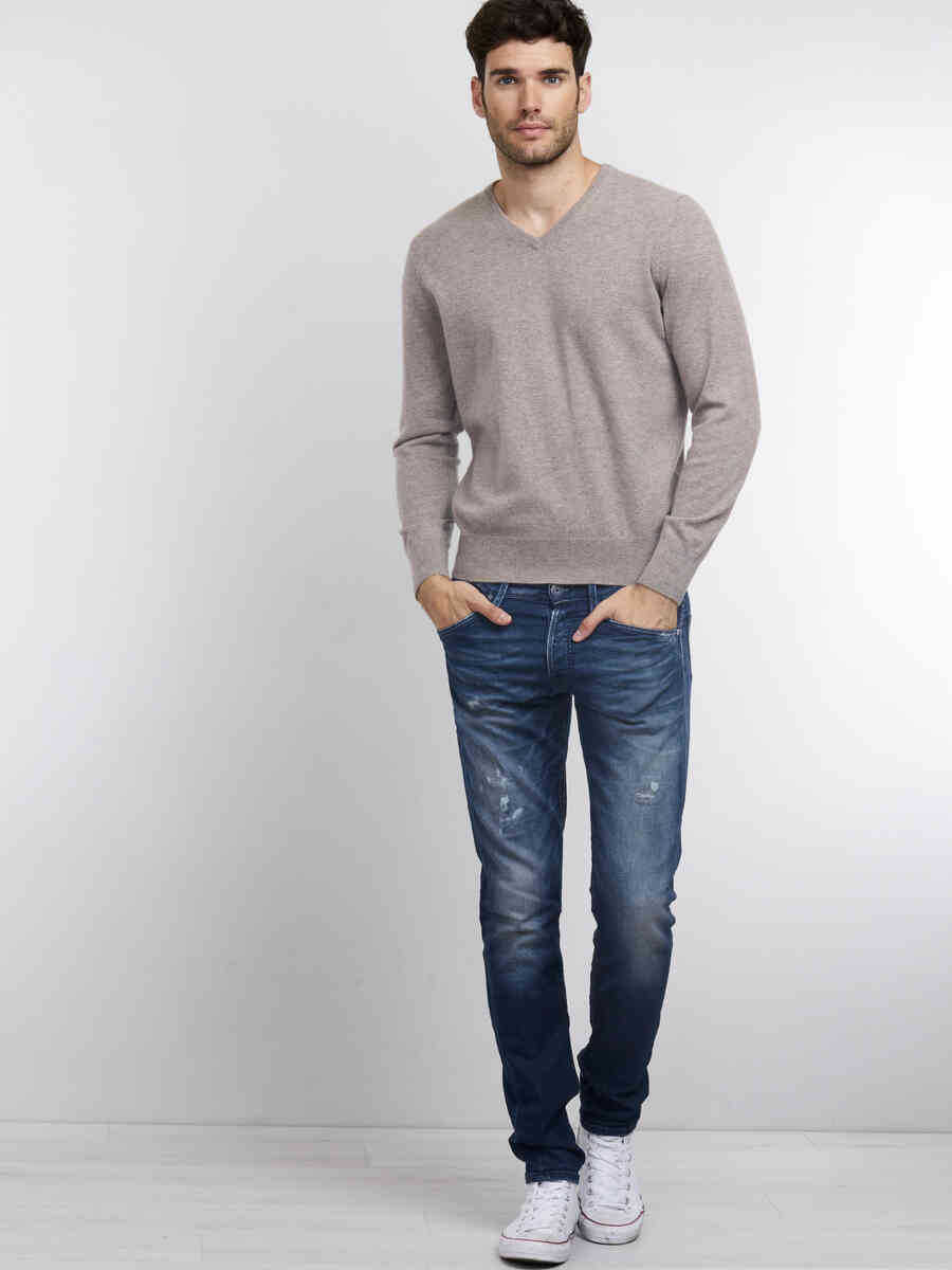 Men's cashmere V-neck sweater image number 3