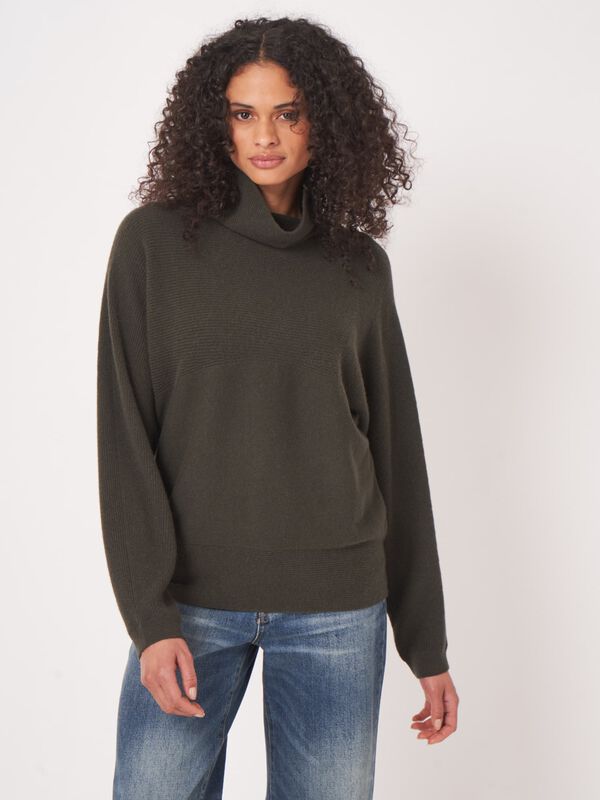 Pull ample &agrave; col roul&eacute; en cachemire biologique