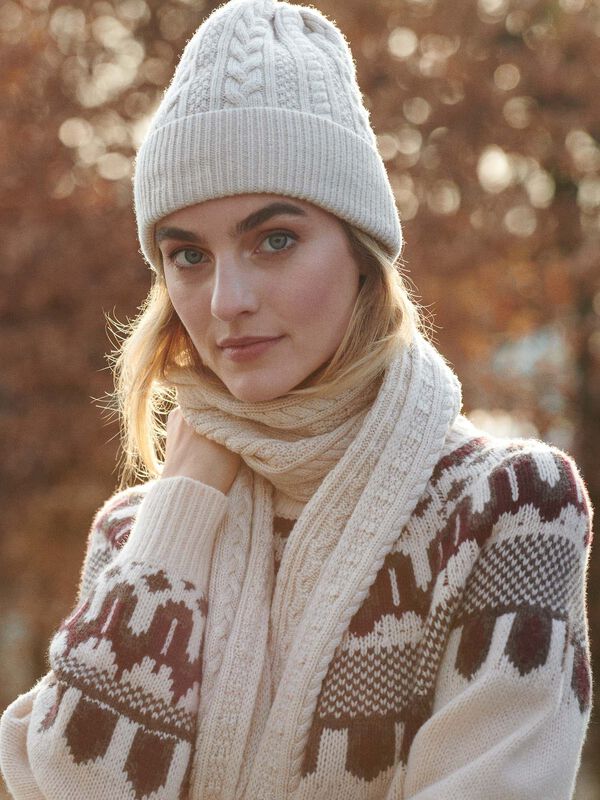 Kabelstrickmütze aus Merinowolle