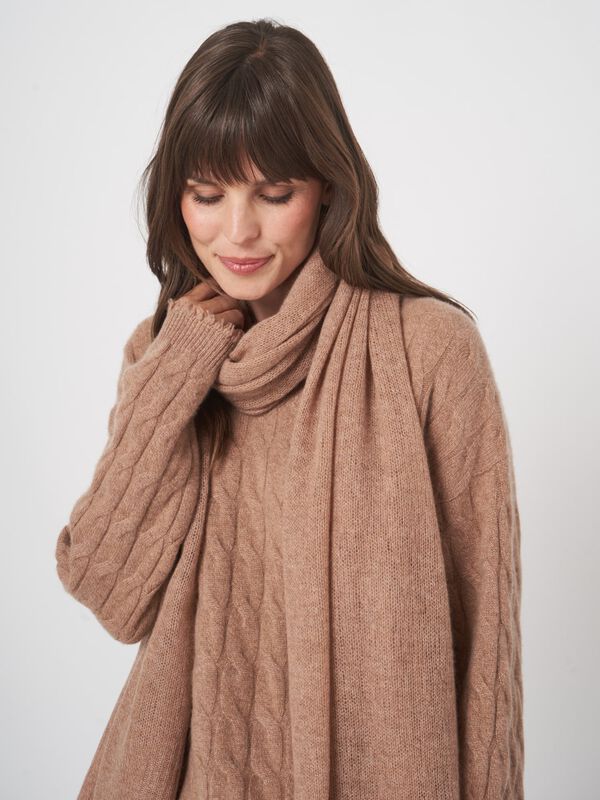 Loose knit organic cashmere scarf with rib details