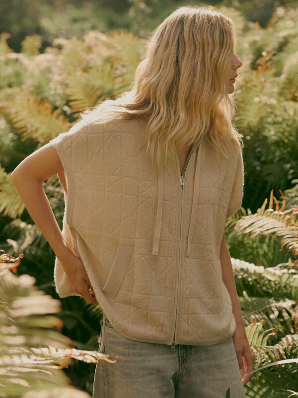 Cashmere zip poncho with spongy knit