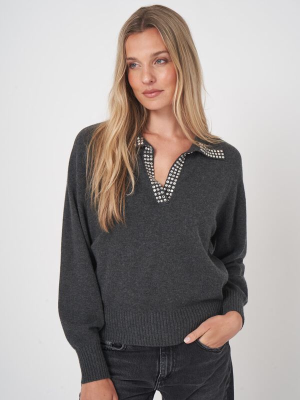 Locker geschnittener Kaschmirpullover mit Perlenstickerei